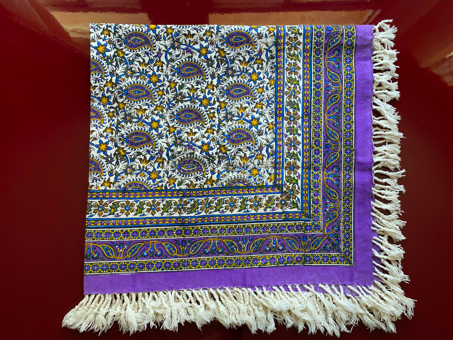 Ghalamkar-Tischdecke (80 x 80 cm) – Boho Baumwolle | Handbedruckt & Handgefertigt – Blütenpracht in Violett & Natur