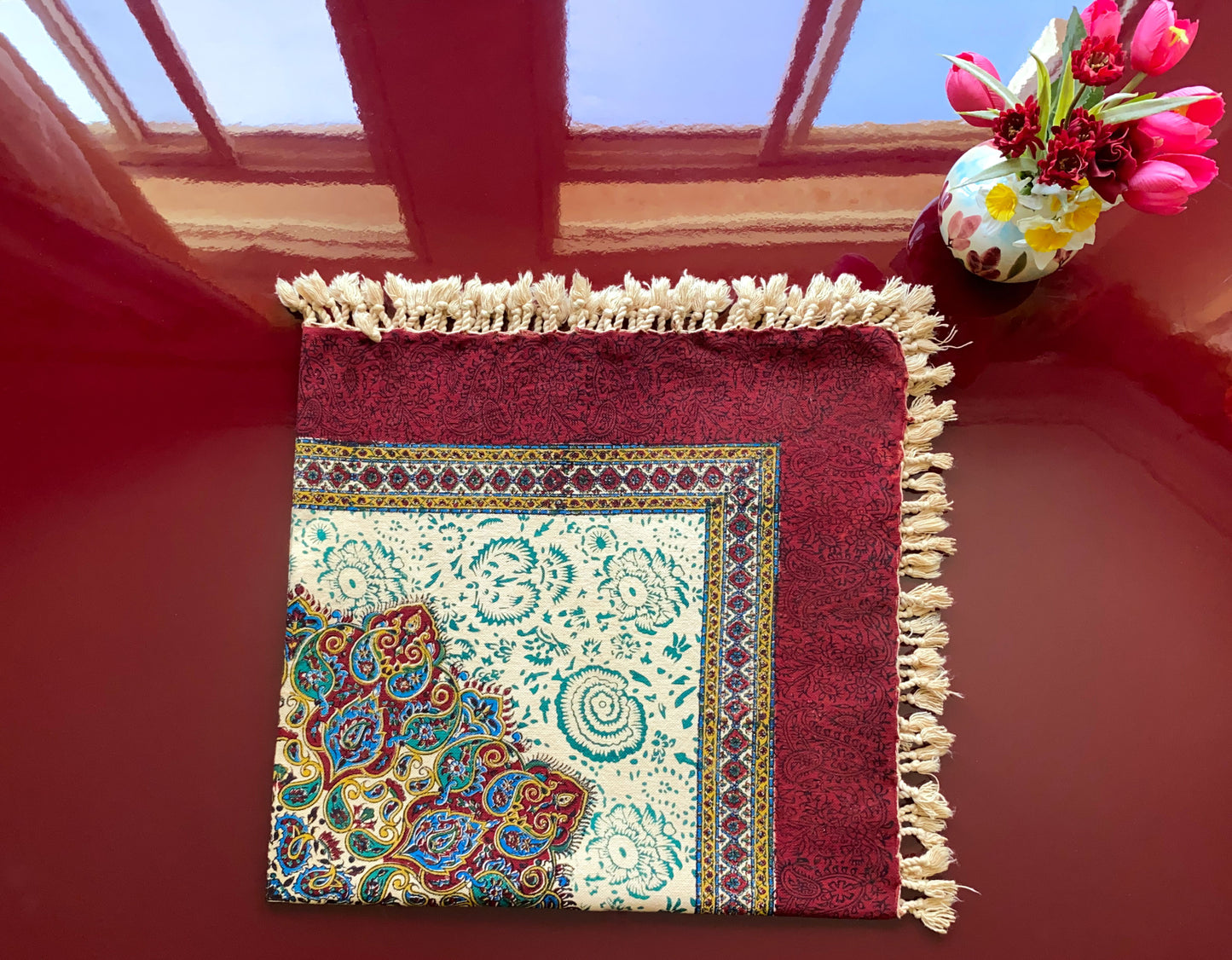 Termeh-Tischdecke (80 x 80 cm) – Ghalamkar Baumwolle | Boho Hausdekoration – Handbedruckt & Handgewebt – Rotes Mandala-Medaillon