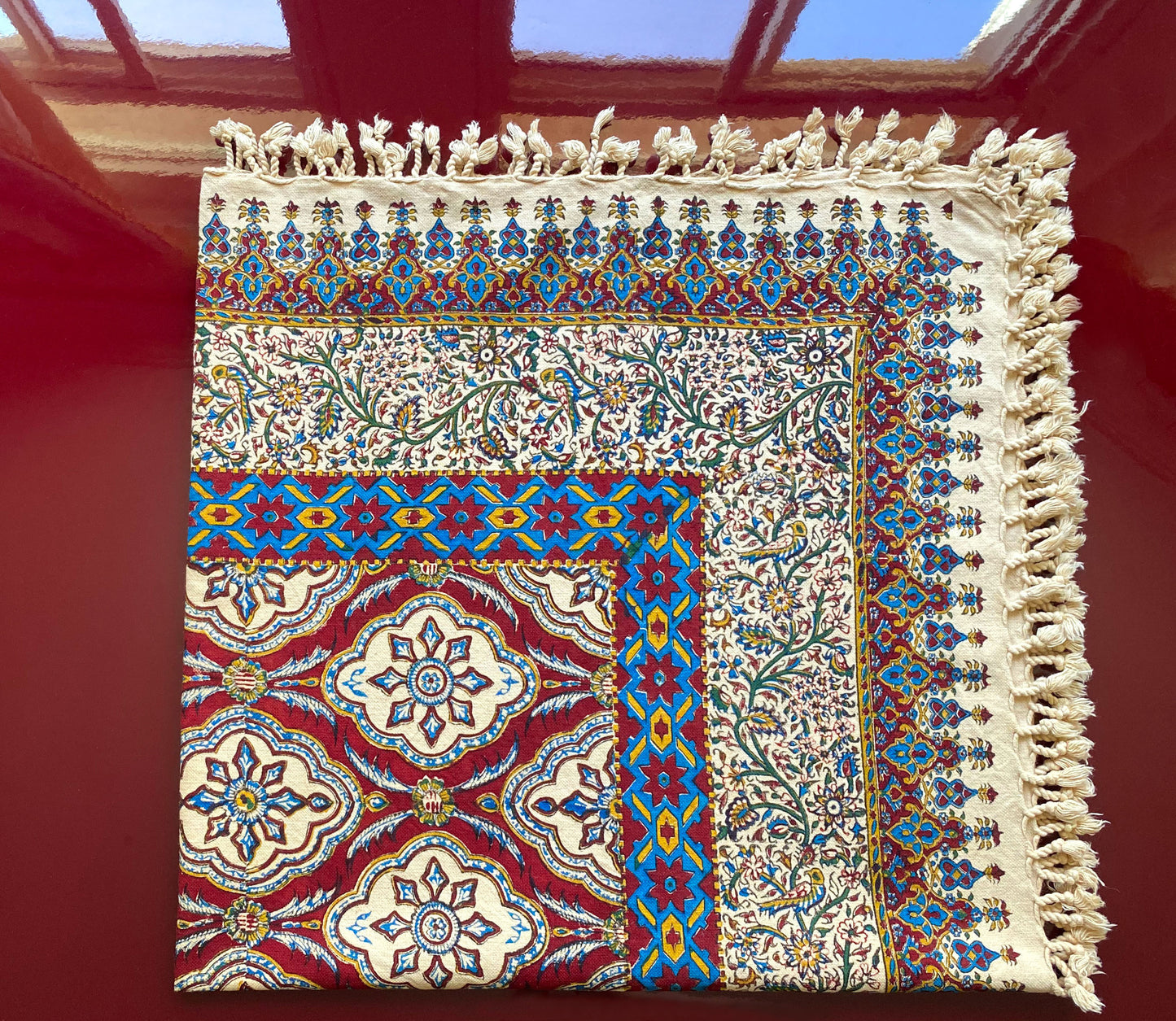 Termeh-Tischdecke (100 x 100 cm) – Ghalamkar Baumwolle | Boho Hausdekoration – Handbedruckt & Handgewebt – Granatrote Mosaikblüte