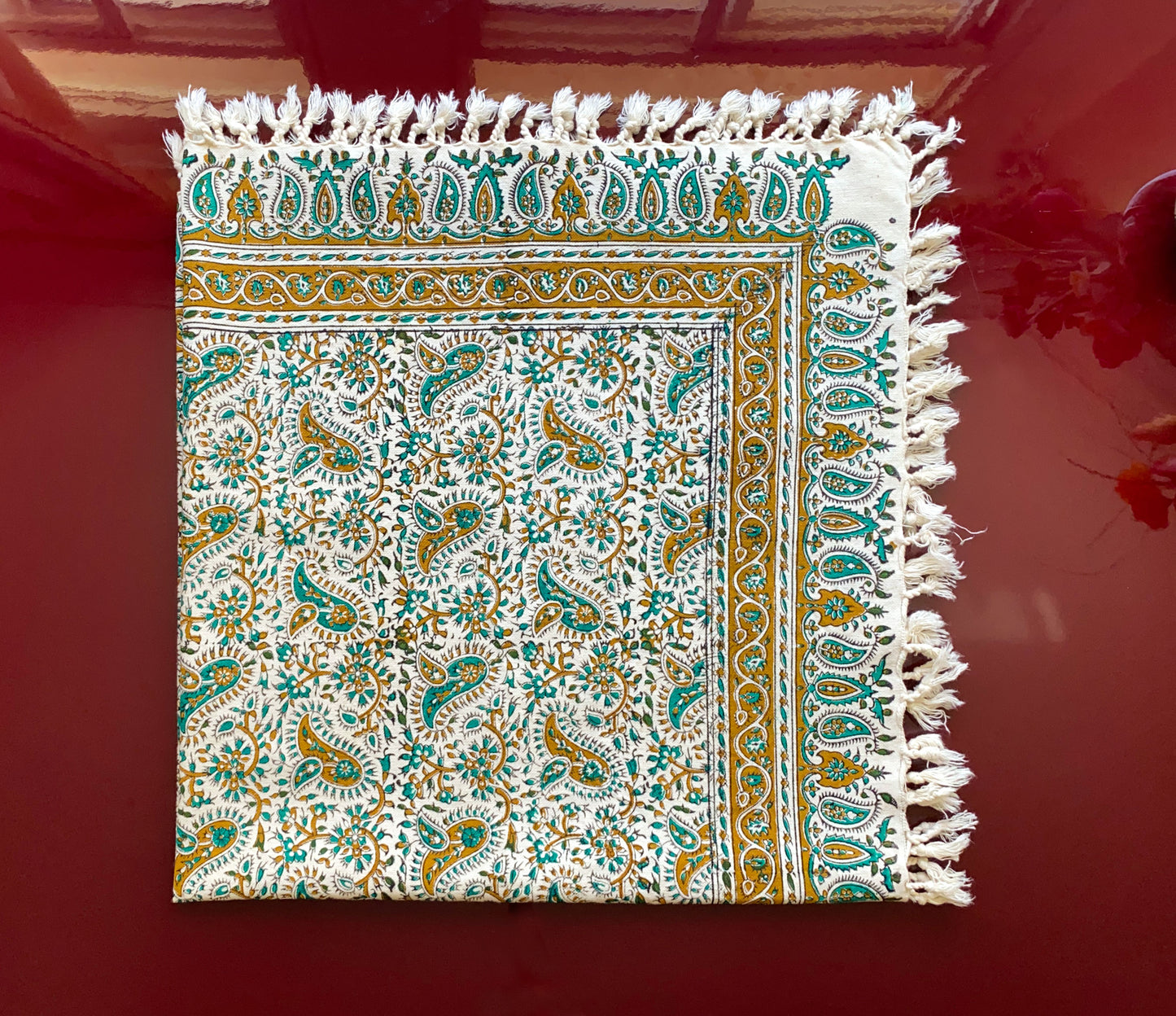 Termeh-Tischdecke (100 x 100 cm) – Ghalamkar Baumwolle | Boho Hausdekoration – Handbedruckt & Handgewebt – Goldene Boteh-Tradition