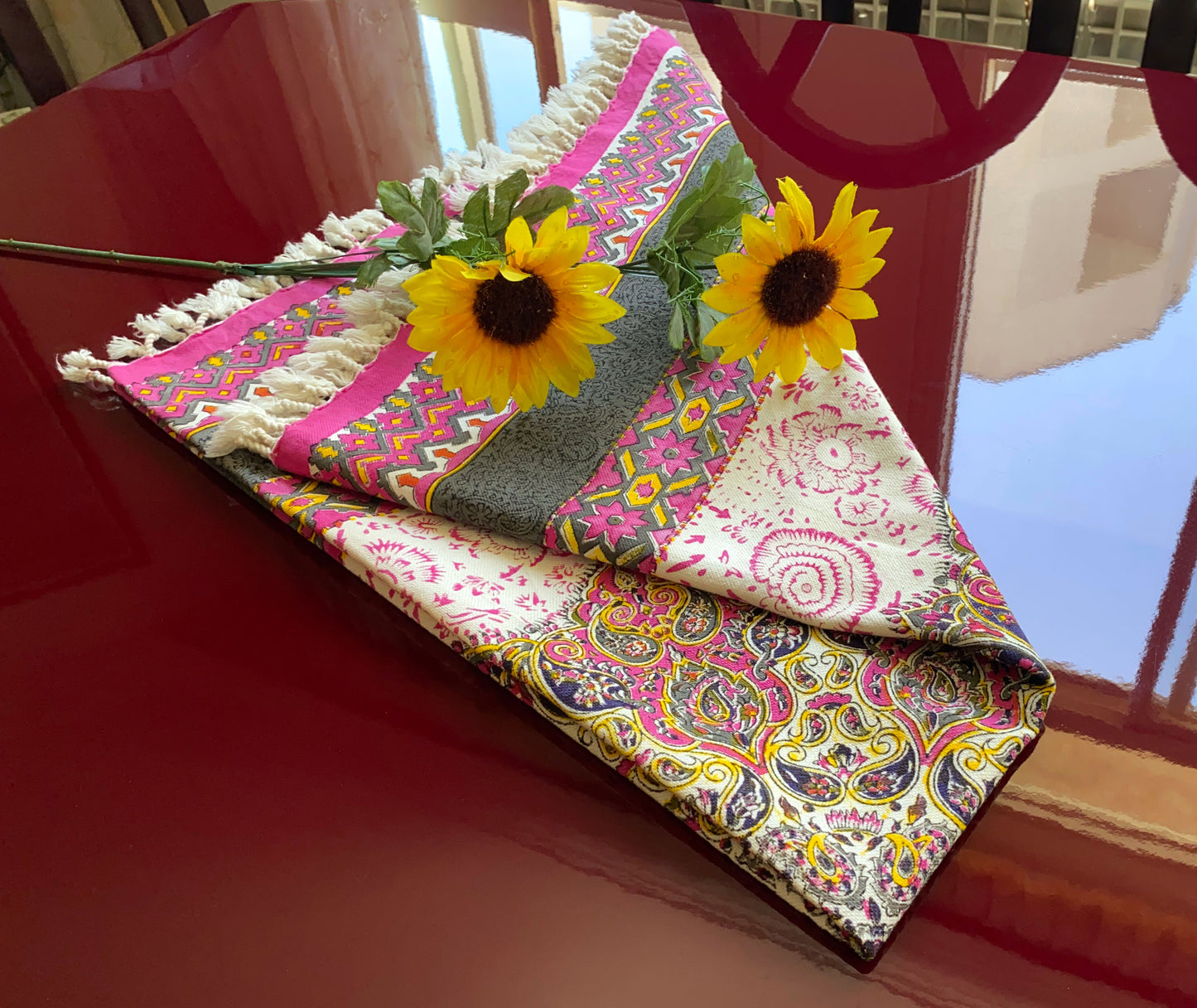 Termeh-Tischdecke (100 x 100 cm) – Ghalamkar Baumwolle | Boho Hausdekoration – Handbedruckt & Handgewebt – Rosenblüte in Anthrazit