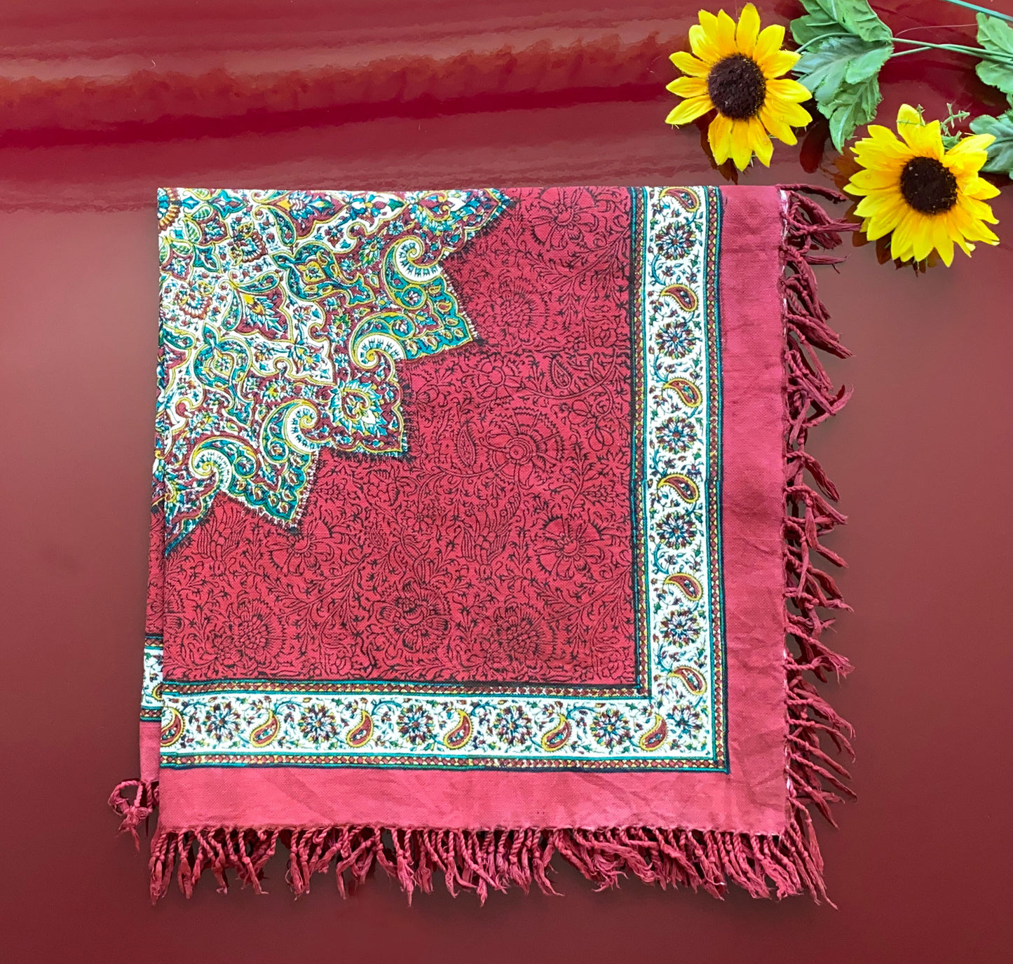 Termeh-Tischdecke (80 x 80 cm) – Ghalamkar Baumwolle | Boho Hausdekoration – Handbedruckt & Handgewebt – Rubinroter Zierstern