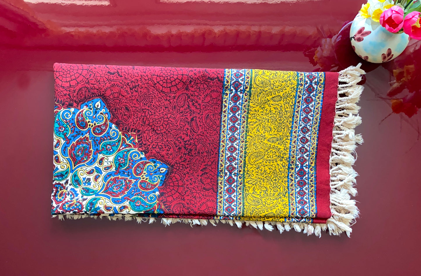 Termeh-Tischdecke (100 x 100 cm) – Ghalamkar Baumwolle | Orientale Boho-Deko – Rubinrot & Goldgelb mit Mandala-Zentrum