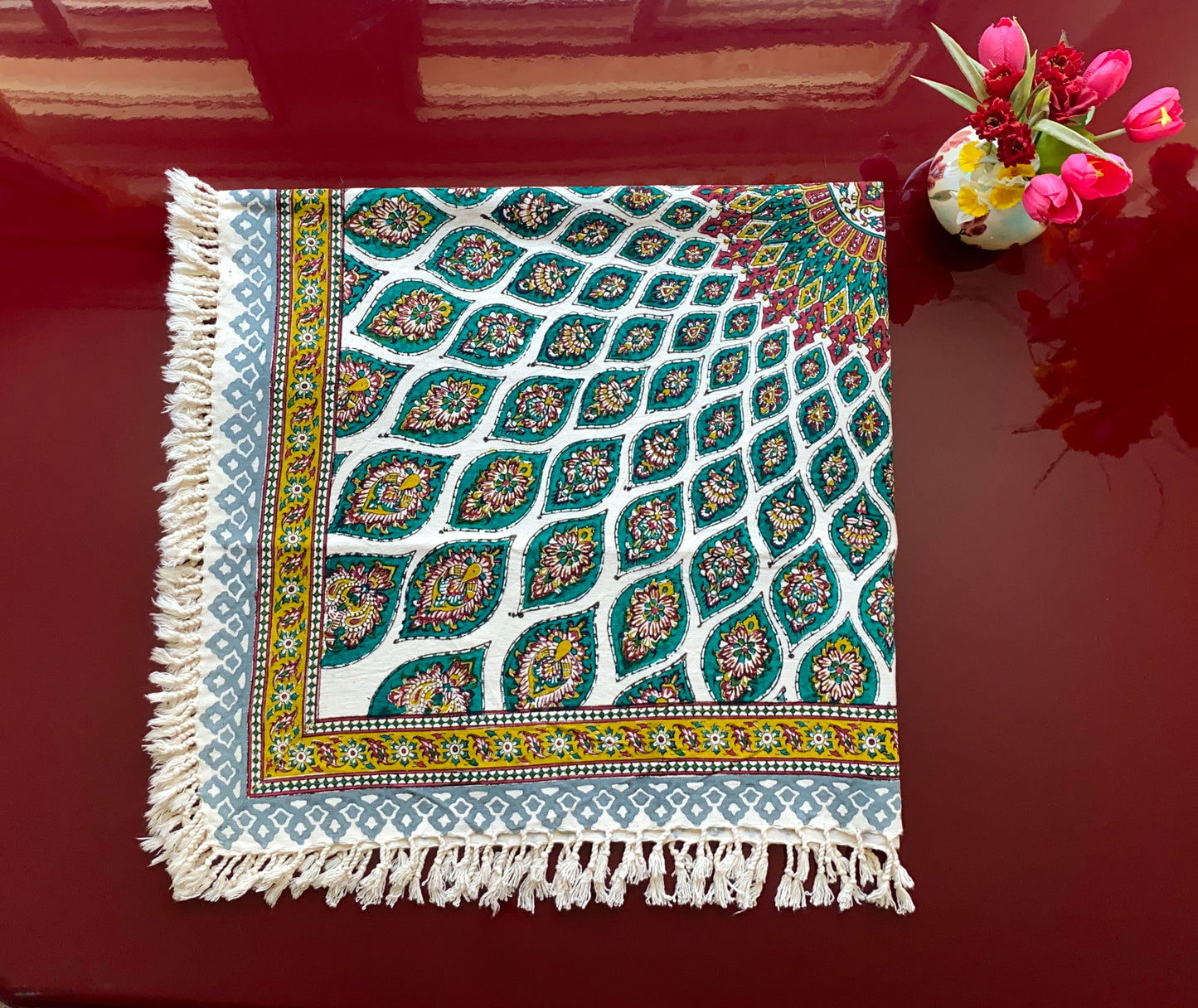 Termeh-Tischdecke (100 x 100 cm) – Ghalamkar Baumwolle | Orientalisches Kunsthandwerk – Handbedruckt & Handgewebt – Blütenteppich in Türkis & Smaragdgrün