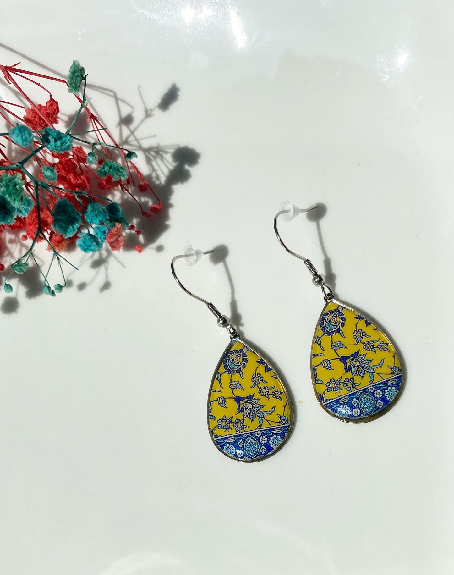 Persische Ohrringe mit Miniaturmotiv – Tropfenform | Gelb-Blau | Handgefertigt