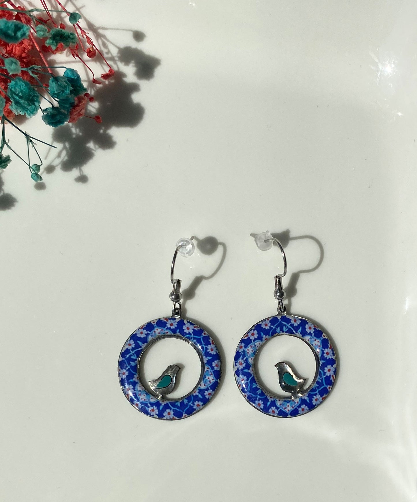 Runde persische Ohrringe mit Vogelmotiv – Handgefertigt & bemalt | Blau & Türkis
