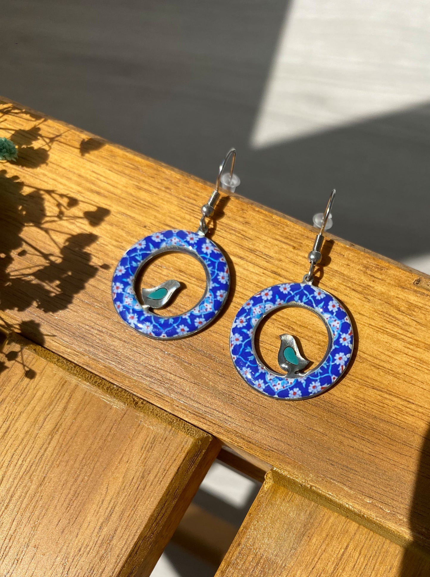 Runde persische Ohrringe mit Vogelmotiv – Handgefertigt & bemalt | Blau & Türkis