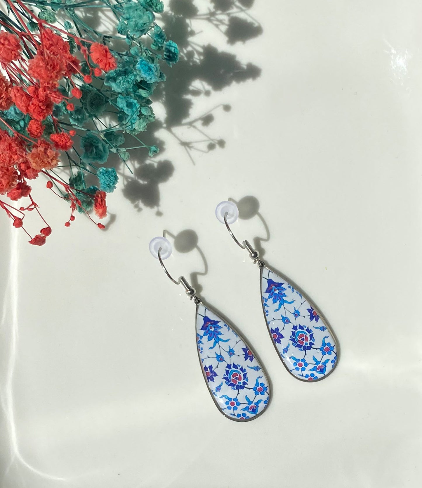 Orientalische Tropfen-Ohrringe mit floralem Muster in Blau & Weiß