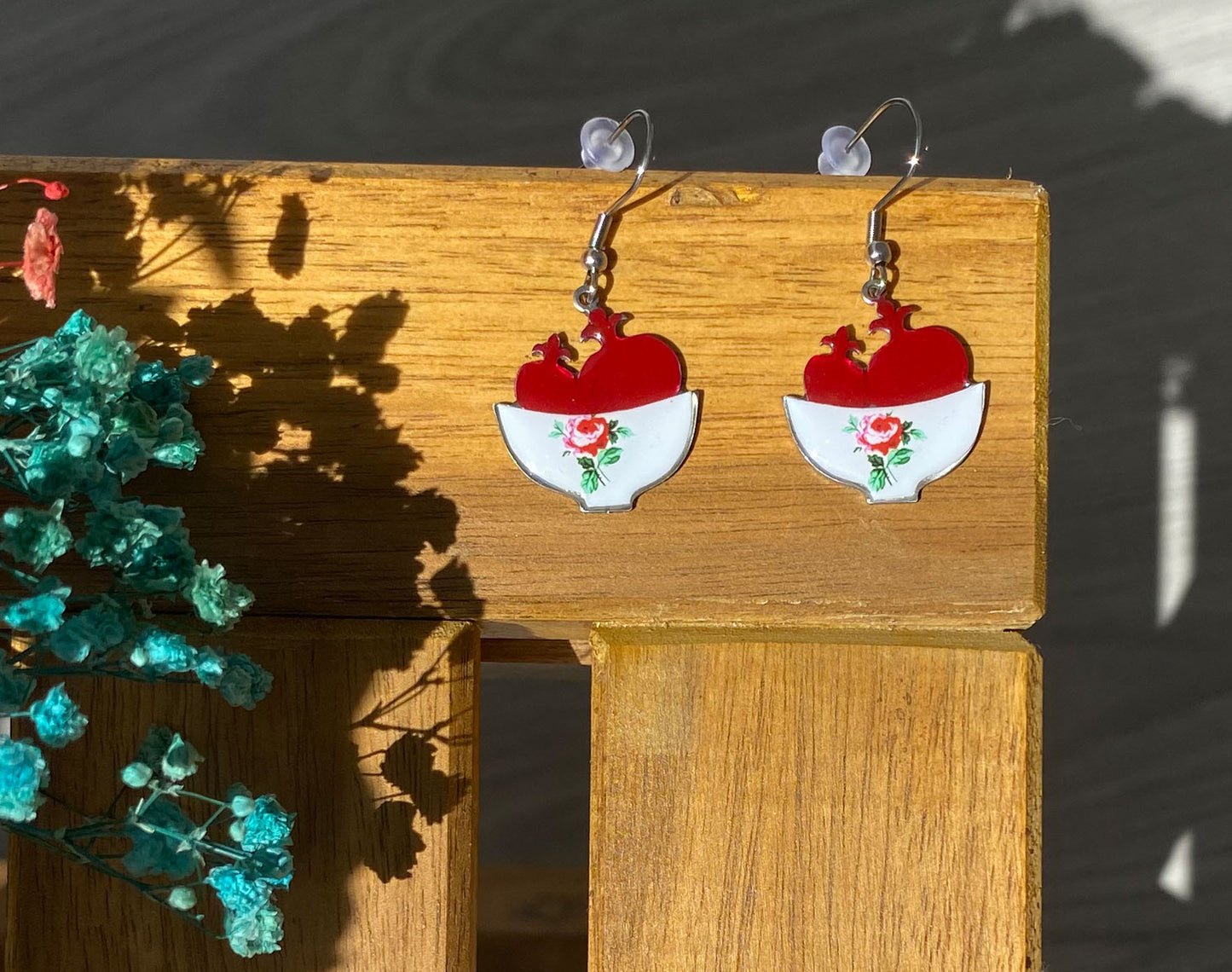 Handgefertigte Ohrringe mit Granatapfel-Motiv – Emaille-Design mit Schälchen und Rose | Rot & Weiß