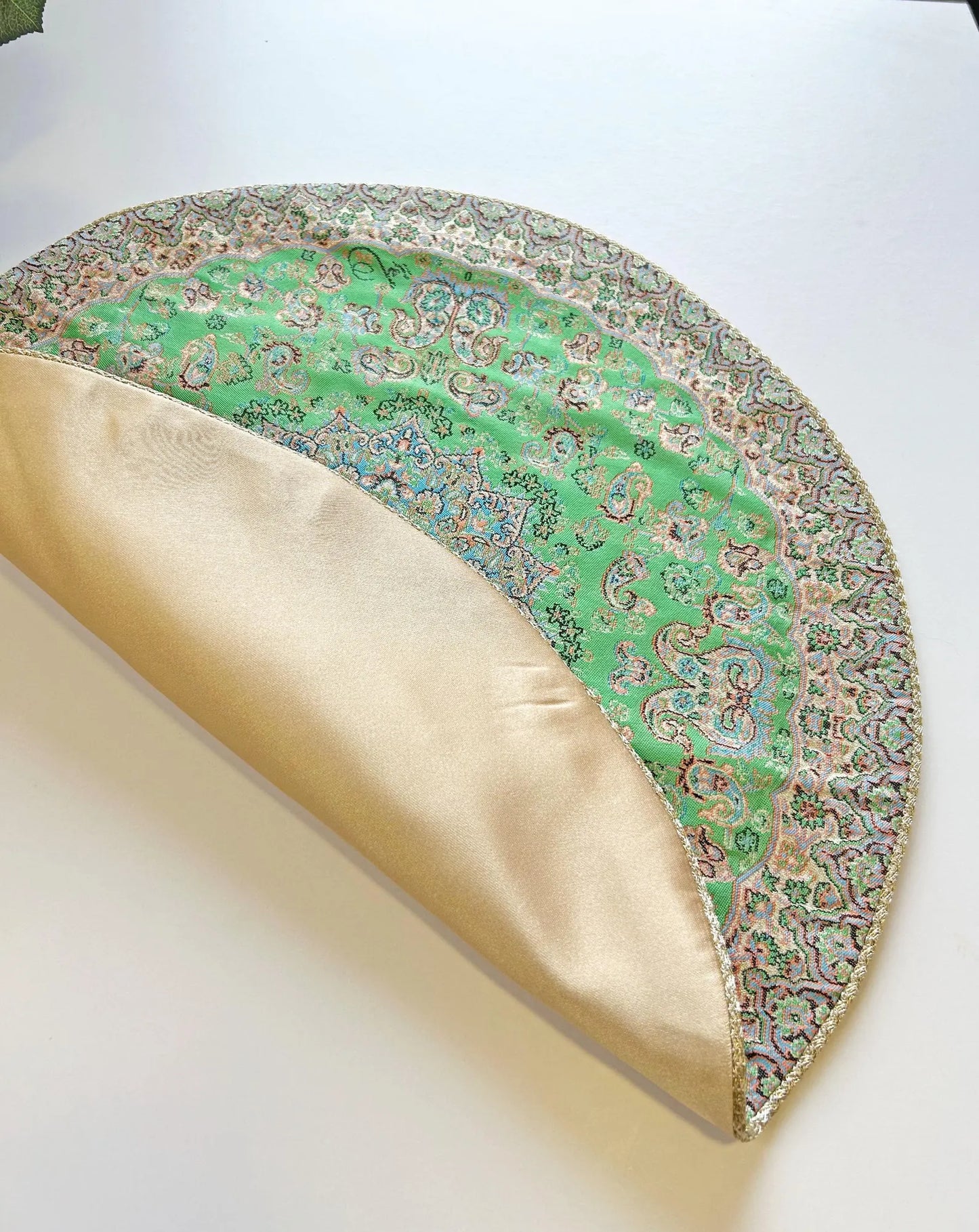 Termeh-Tischdecke (Ø 38 cm) – Handgewebt aus Seide & Baumwolle – Ornamentik in Grün & Pastelltönen