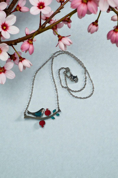 Kette mit Vogel & Granatapfel – Handgefertigt mit Emaille in Türkis & Rot