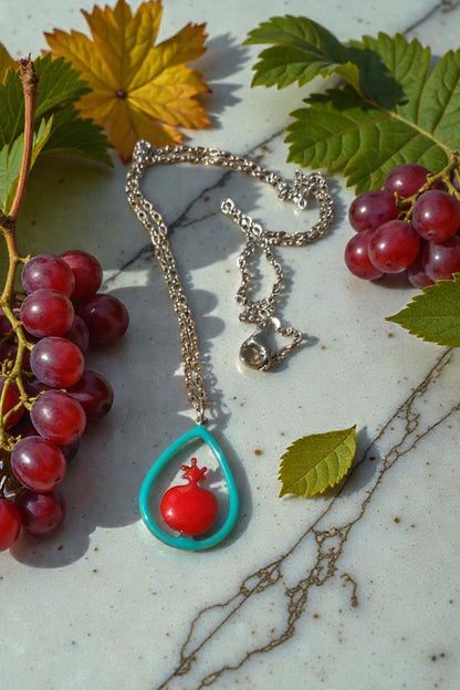 Kette mit Granatapfel-Anhänger – Handgefertigt mit Emaille in Türkis & Rot