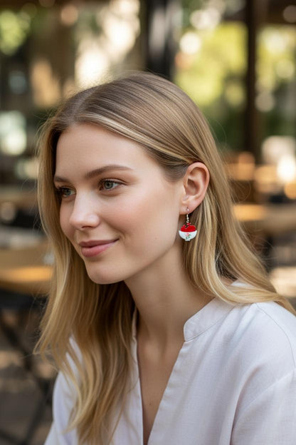 Handgefertigte Ohrringe mit Granatapfel-Motiv – Emaille-Design mit Schälchen und Rose | Rot & Weiß