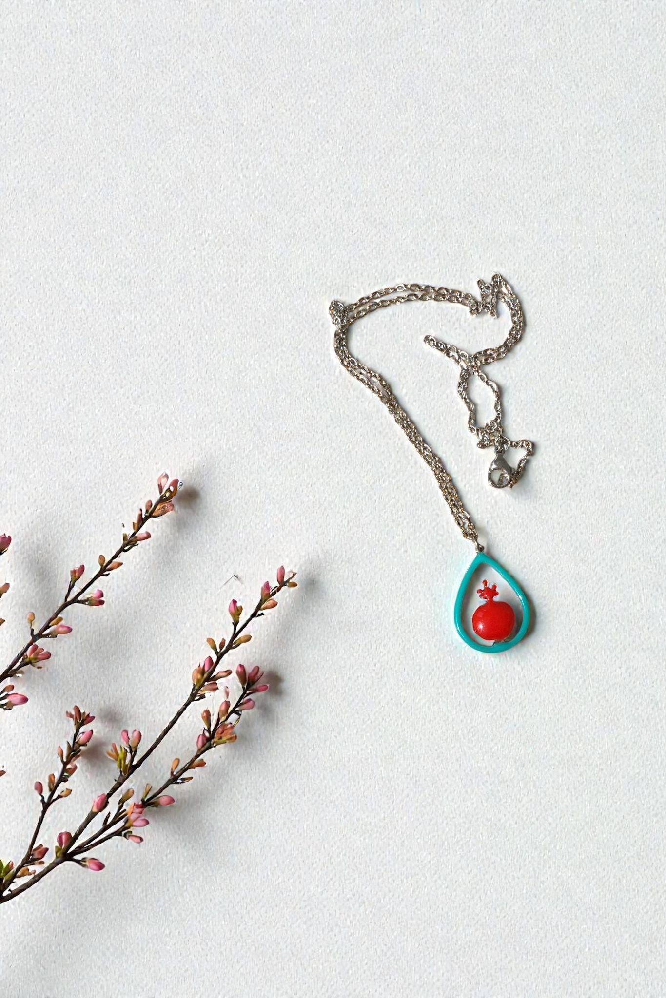 Kette mit Granatapfel-Anhänger – Handgefertigt mit Emaille in Türkis & Rot