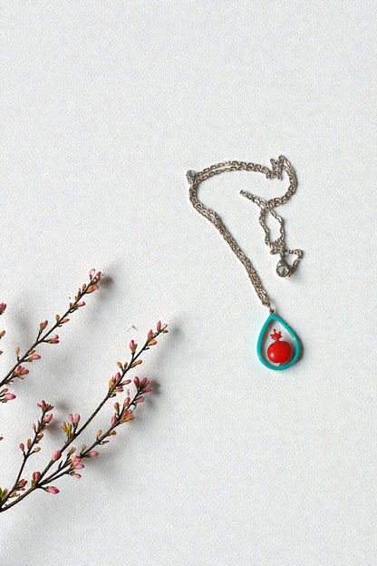 Kette mit Granatapfel-Anhänger – Handgefertigt mit Emaille in Türkis & Rot