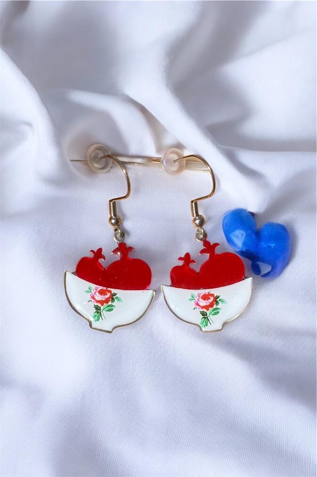 Handgefertigte Ohrringe mit Granatapfel-Motiv – Emaille-Design mit Schälchen und Rose | Rot & Weiß