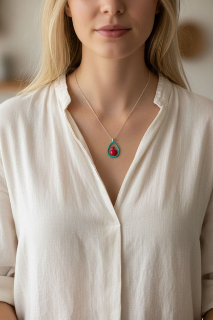 Kette mit Granatapfel-Anhänger – Handgefertigt mit Emaille in Türkis & Rot