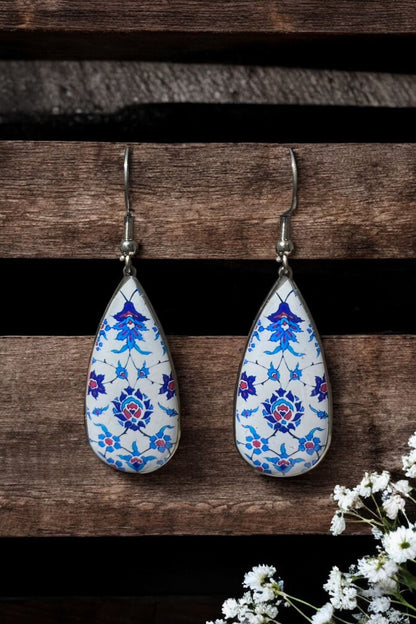 Orientalische Tropfen-Ohrringe mit floralem Muster in Blau & Weiß