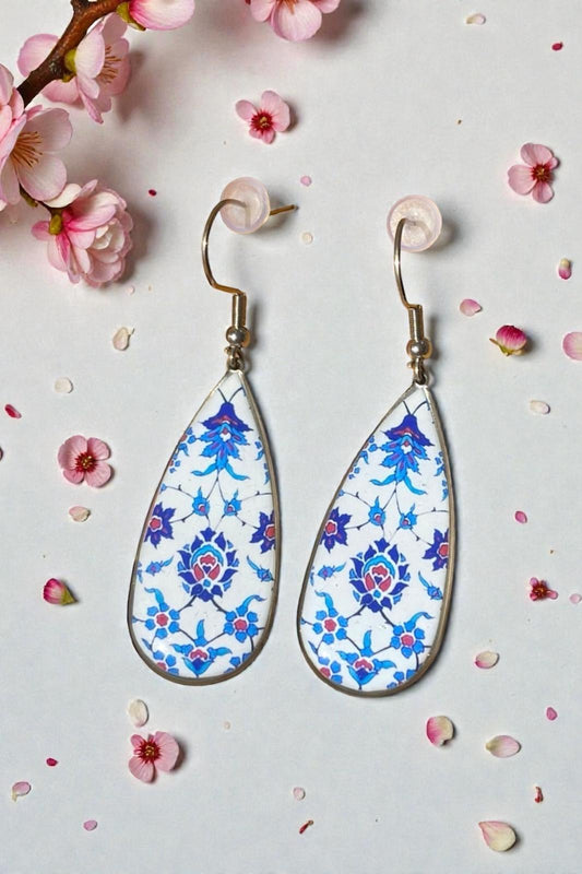 Orientalische Tropfen-Ohrringe mit floralem Muster in Blau & Weiß