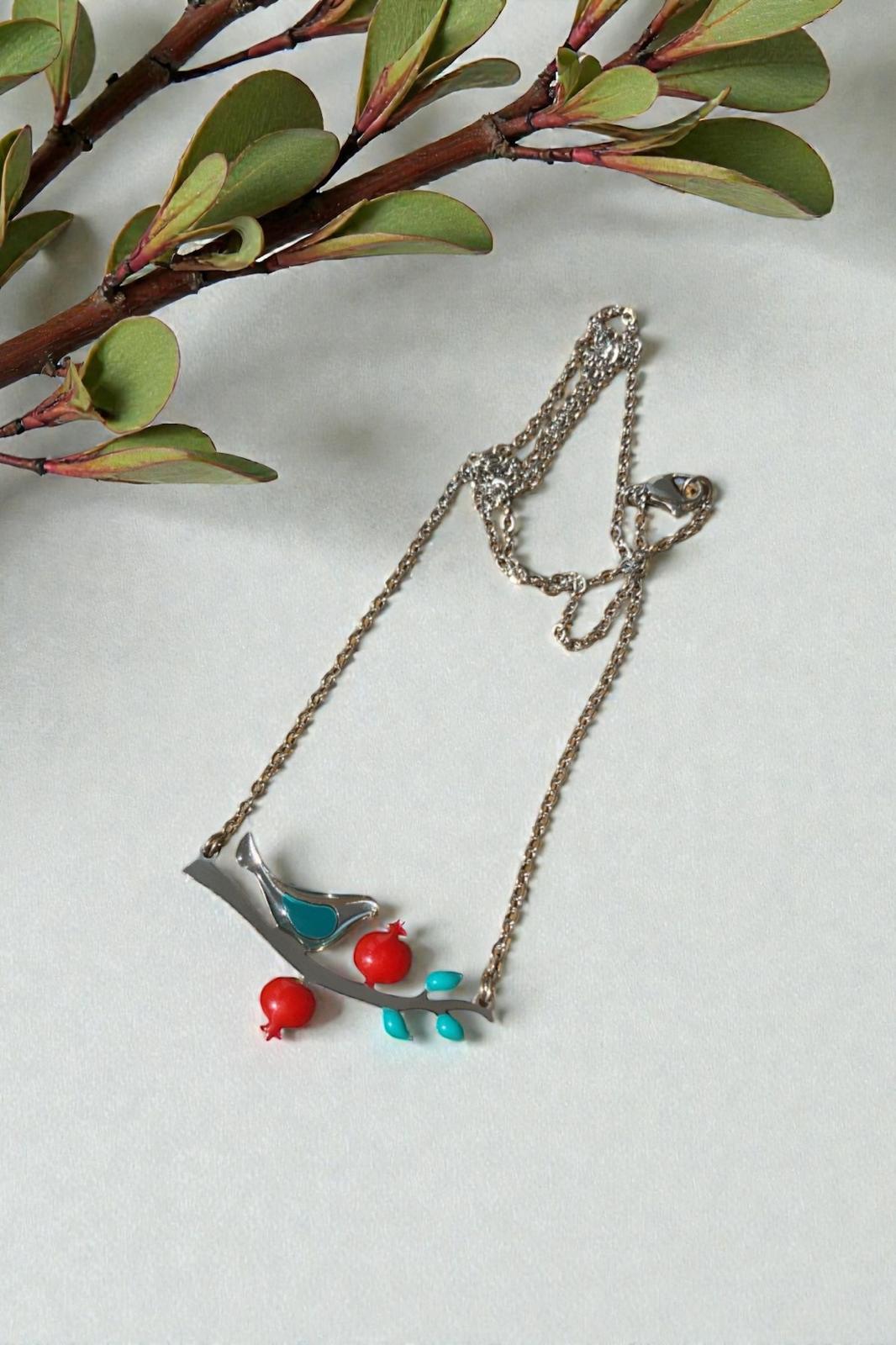 Kette mit Vogel & Granatapfel – Handgefertigt mit Emaille in Türkis & Rot