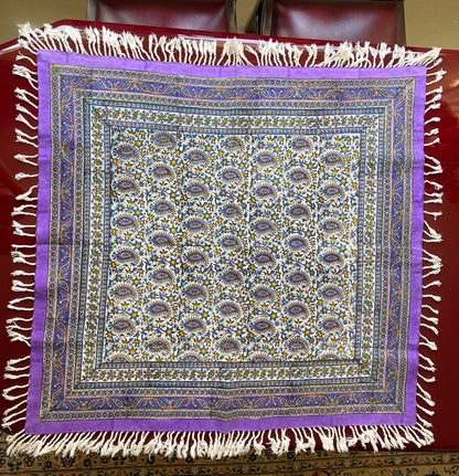 Ghalamkar-Tischdecke (80 x 80 cm) – Boho Baumwolle | Handbedruckt & Handgefertigt – Blütenpracht in Violett & Natur