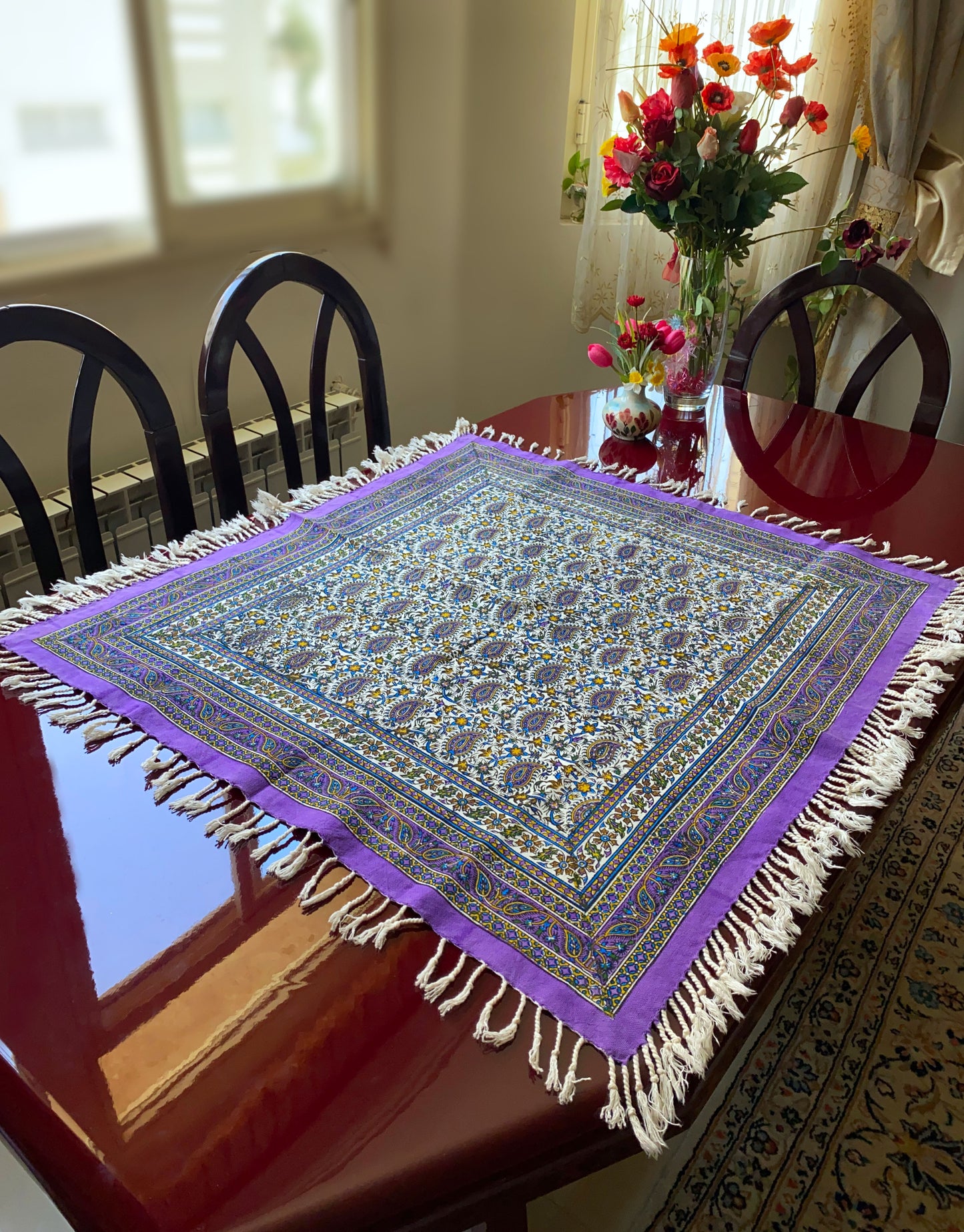 Ghalamkar-Tischdecke (80 x 80 cm) – Boho Baumwolle | Handbedruckt & Handgefertigt – Blütenpracht in Violett & Natur