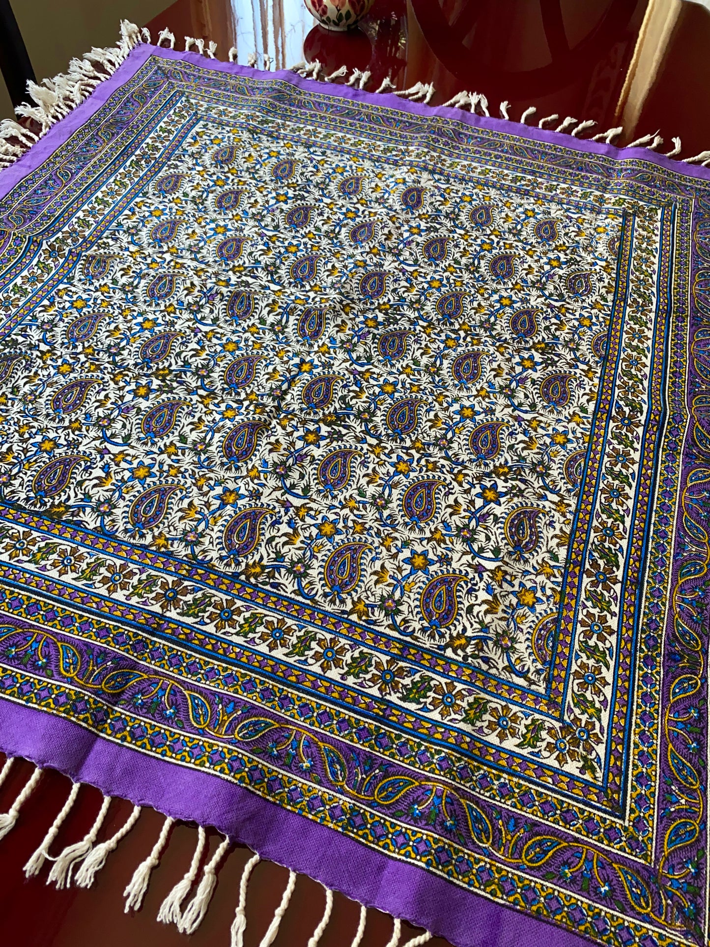 Ghalamkar-Tischdecke (80 x 80 cm) – Boho Baumwolle | Handbedruckt & Handgefertigt – Blütenpracht in Violett & Natur