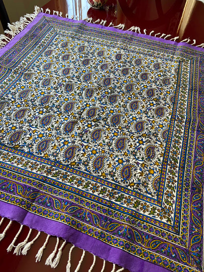 Ghalamkar-Tischdecke (80 x 80 cm) – Boho Baumwolle | Handbedruckt & Handgefertigt – Blütenpracht in Violett & Natur