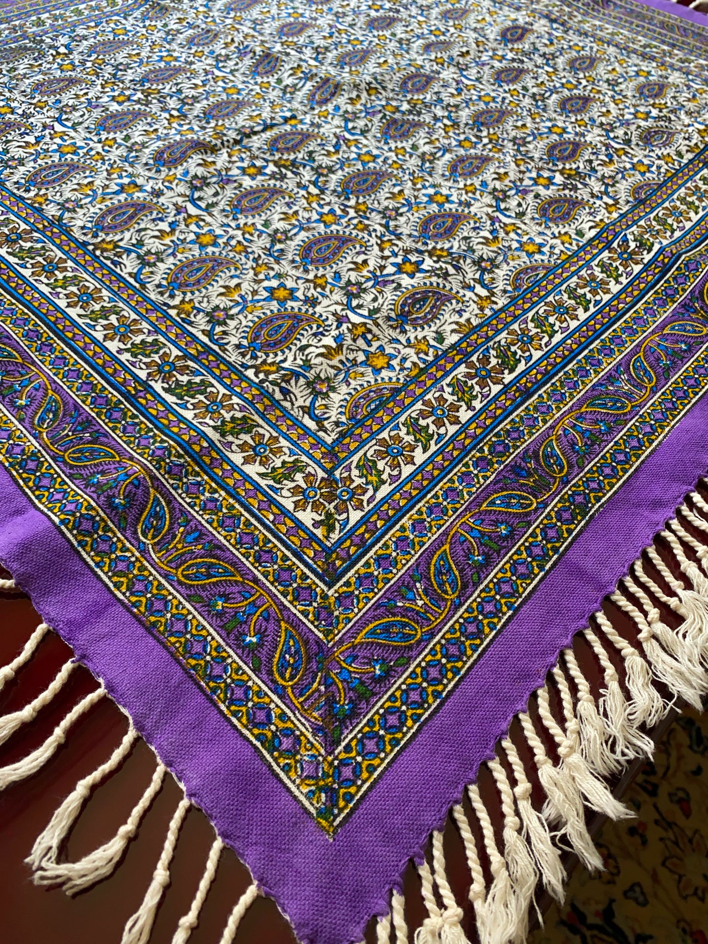 Ghalamkar-Tischdecke (80 x 80 cm) – Boho Baumwolle | Handbedruckt & Handgefertigt – Blütenpracht in Violett & Natur