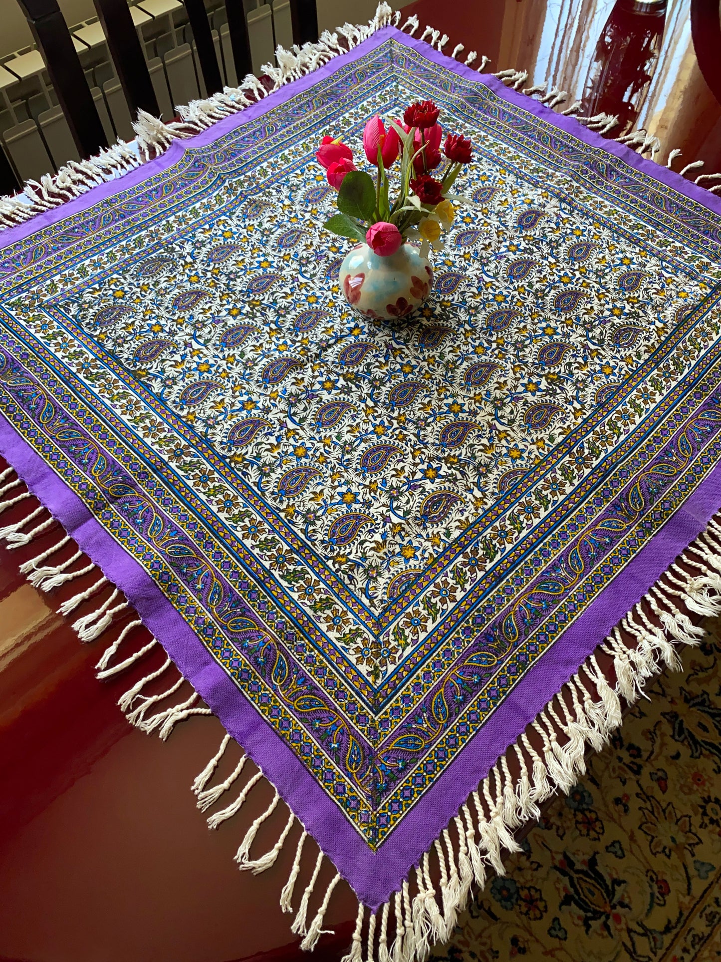 Ghalamkar-Tischdecke (80 x 80 cm) – Boho Baumwolle | Handbedruckt & Handgefertigt – Blütenpracht in Violett & Natur