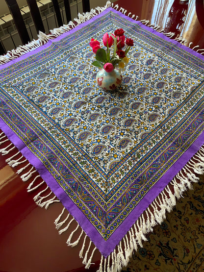 Ghalamkar-Tischdecke (80 x 80 cm) – Boho Baumwolle | Handbedruckt & Handgefertigt – Blütenpracht in Violett & Natur