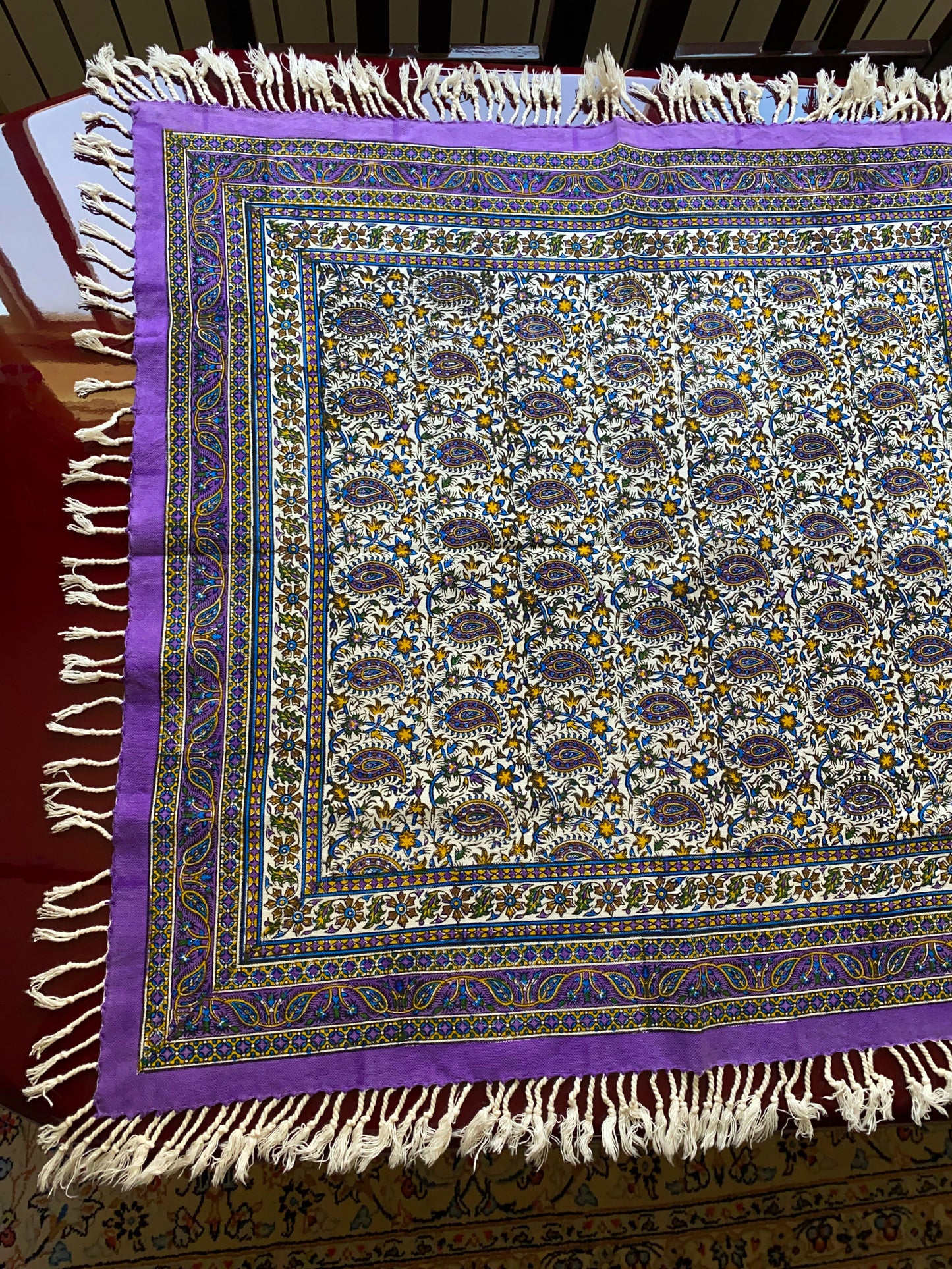 Ghalamkar-Tischdecke (80 x 80 cm) – Boho Baumwolle | Handbedruckt & Handgefertigt – Blütenpracht in Violett & Natur