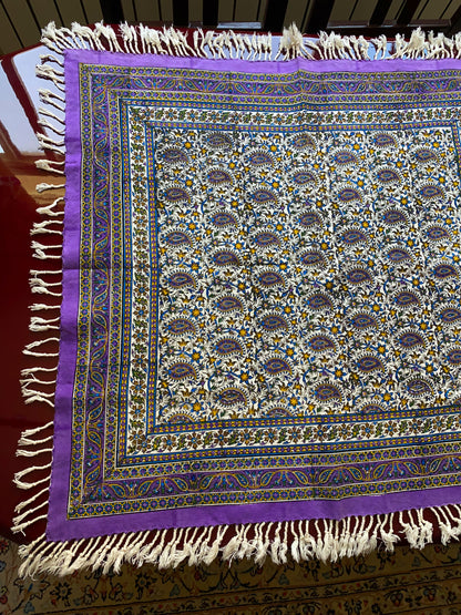 Ghalamkar-Tischdecke (80 x 80 cm) – Boho Baumwolle | Handbedruckt & Handgefertigt – Blütenpracht in Violett & Natur