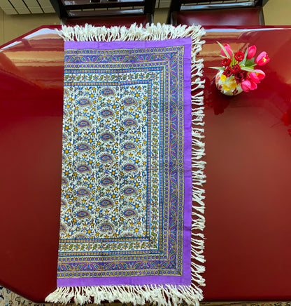 Ghalamkar-Tischdecke (80 x 80 cm) – Boho Baumwolle | Handbedruckt & Handgefertigt – Blütenpracht in Violett & Natur