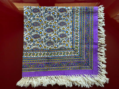 Ghalamkar-Tischdecke (80 x 80 cm) – Boho Baumwolle | Handbedruckt & Handgefertigt – Blütenpracht in Violett & Natur