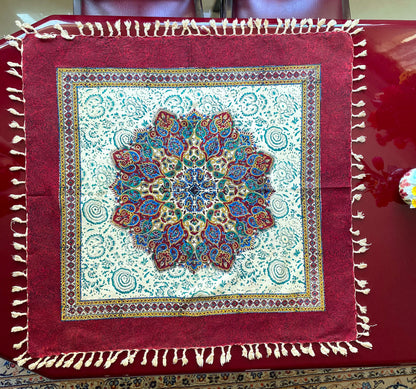 Termeh-Tischdecke (80 x 80 cm) – Ghalamkar Baumwolle | Boho Hausdekoration – Handbedruckt & Handgewebt – Rotes Mandala-Medaillon