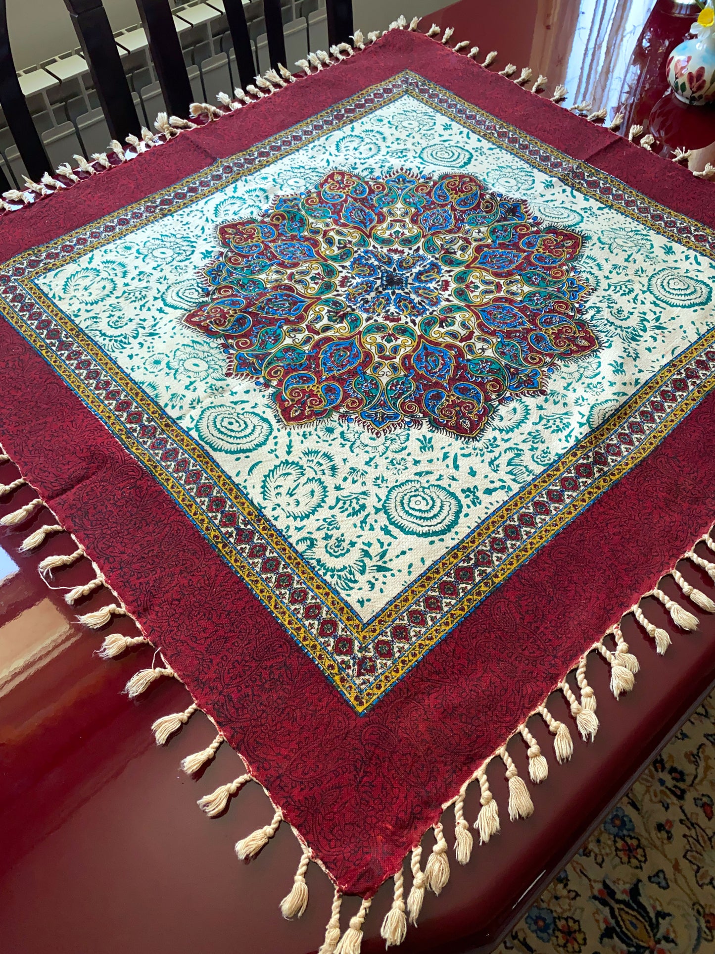 Termeh-Tischdecke (80 x 80 cm) – Ghalamkar Baumwolle | Boho Hausdekoration – Handbedruckt & Handgewebt – Rotes Mandala-Medaillon
