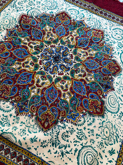 Termeh-Tischdecke (80 x 80 cm) – Ghalamkar Baumwolle | Boho Hausdekoration – Handbedruckt & Handgewebt – Rotes Mandala-Medaillon