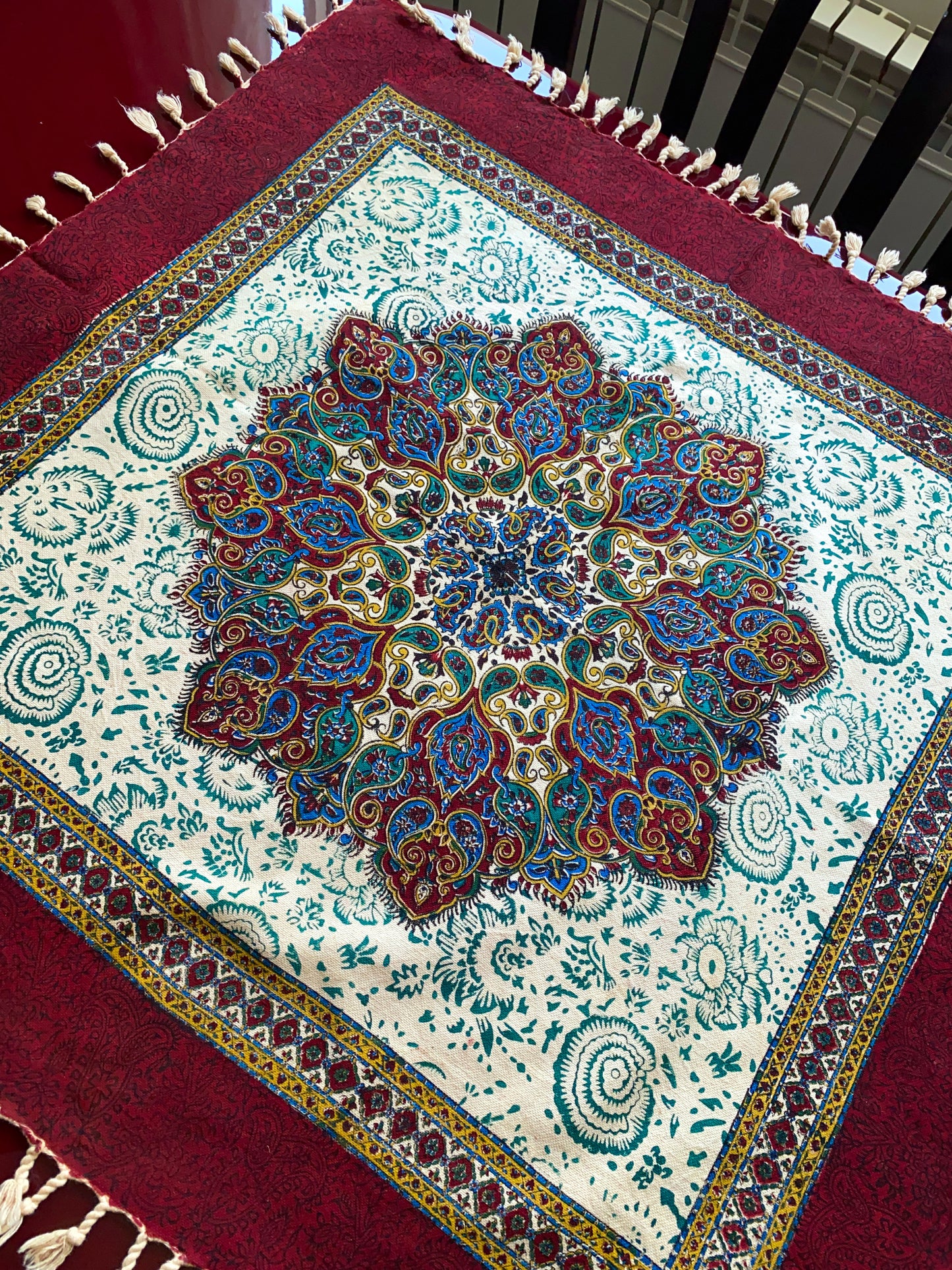 Termeh-Tischdecke (80 x 80 cm) – Ghalamkar Baumwolle | Boho Hausdekoration – Handbedruckt & Handgewebt – Rotes Mandala-Medaillon