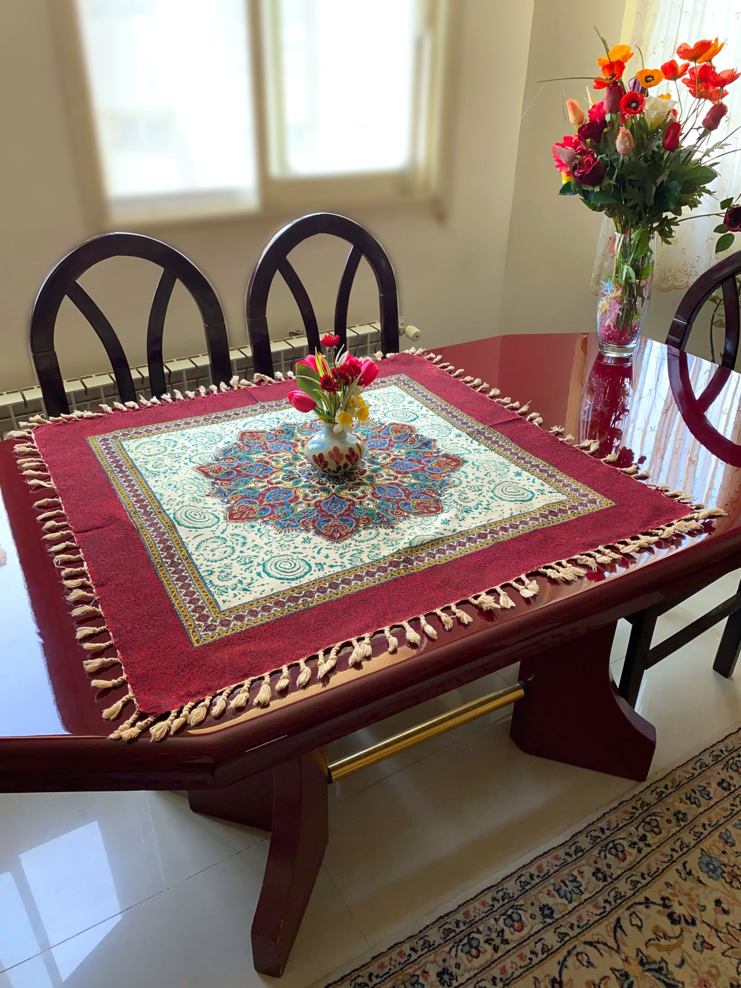 Termeh-Tischdecke (80 x 80 cm) – Ghalamkar Baumwolle | Boho Hausdekoration – Handbedruckt & Handgewebt – Rotes Mandala-Medaillon