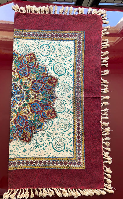 Termeh-Tischdecke (80 x 80 cm) – Ghalamkar Baumwolle | Boho Hausdekoration – Handbedruckt & Handgewebt – Rotes Mandala-Medaillon