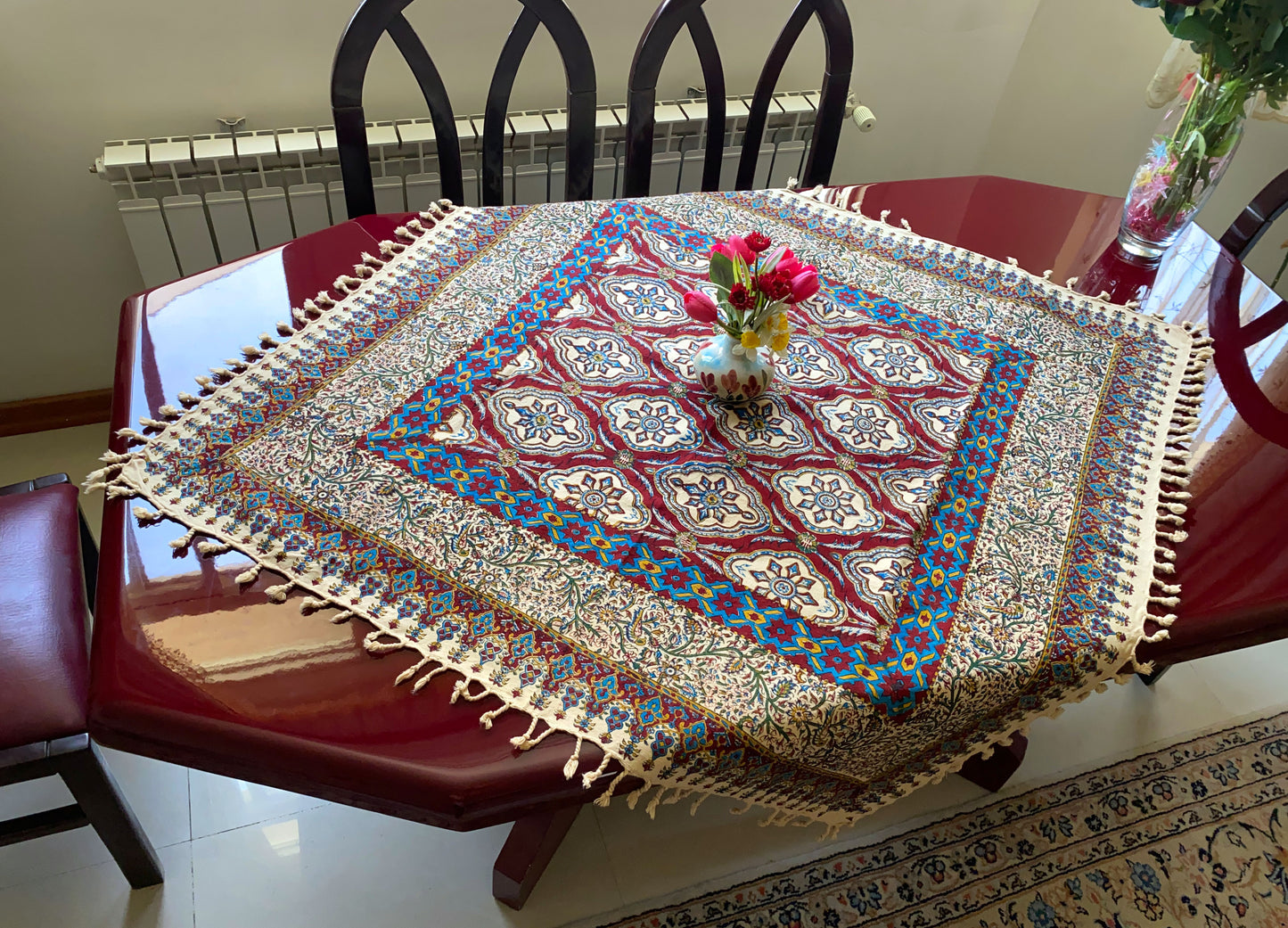 Termeh-Tischdecke (100 x 100 cm) – Ghalamkar Baumwolle | Boho Hausdekoration – Handbedruckt & Handgewebt – Granatrote Mosaikblüte