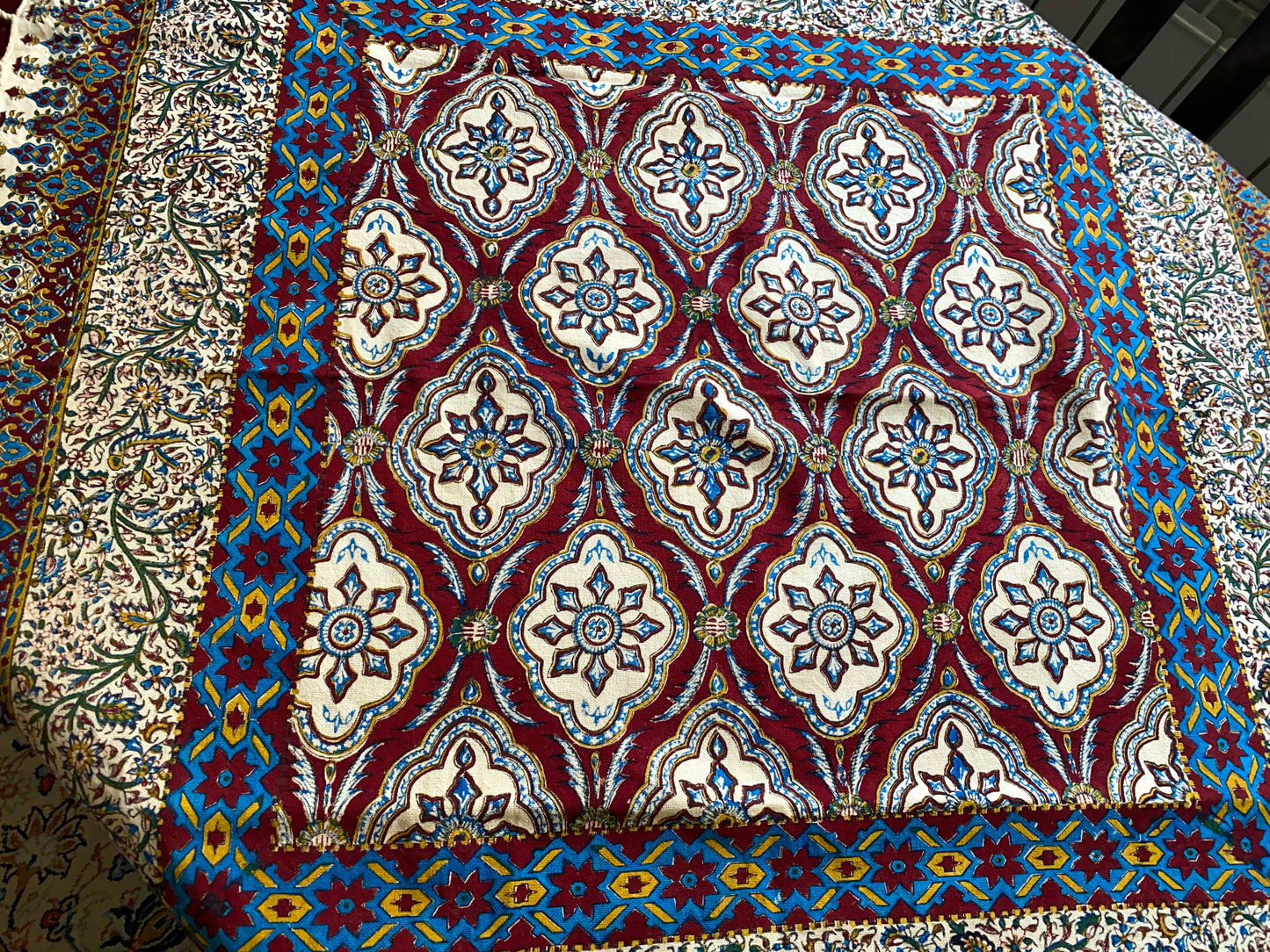 Termeh-Tischdecke (100 x 100 cm) – Ghalamkar Baumwolle | Boho Hausdekoration – Handbedruckt & Handgewebt – Granatrote Mosaikblüte