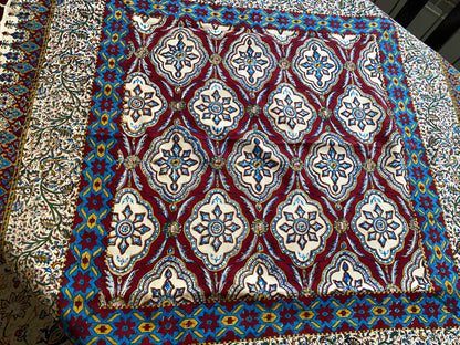 Termeh-Tischdecke (100 x 100 cm) – Ghalamkar Baumwolle | Boho Hausdekoration – Handbedruckt & Handgewebt – Granatrote Mosaikblüte