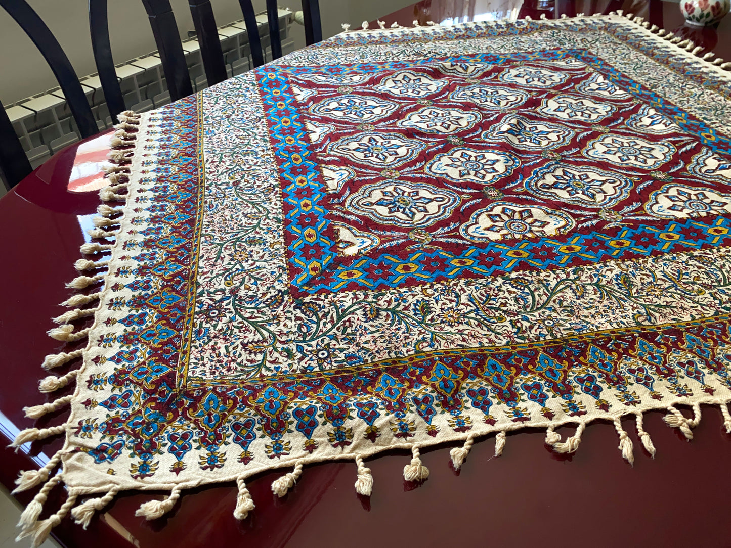 Termeh-Tischdecke (100 x 100 cm) – Ghalamkar Baumwolle | Boho Hausdekoration – Handbedruckt & Handgewebt – Granatrote Mosaikblüte