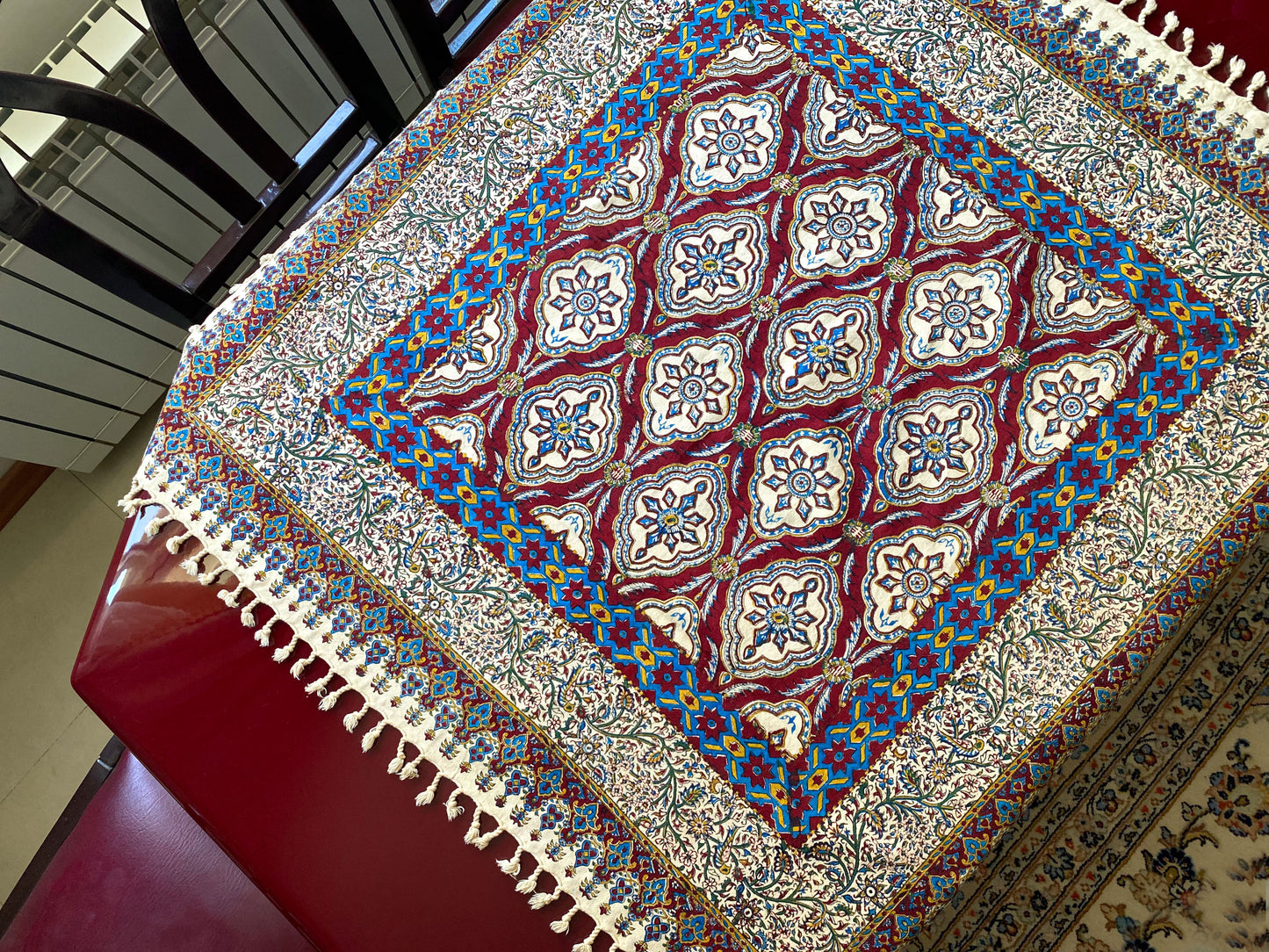 Termeh-Tischdecke (100 x 100 cm) – Ghalamkar Baumwolle | Boho Hausdekoration – Handbedruckt & Handgewebt – Granatrote Mosaikblüte