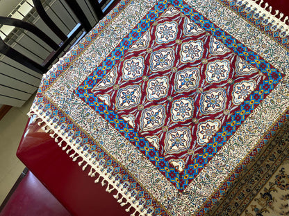 Termeh-Tischdecke (100 x 100 cm) – Ghalamkar Baumwolle | Boho Hausdekoration – Handbedruckt & Handgewebt – Granatrote Mosaikblüte