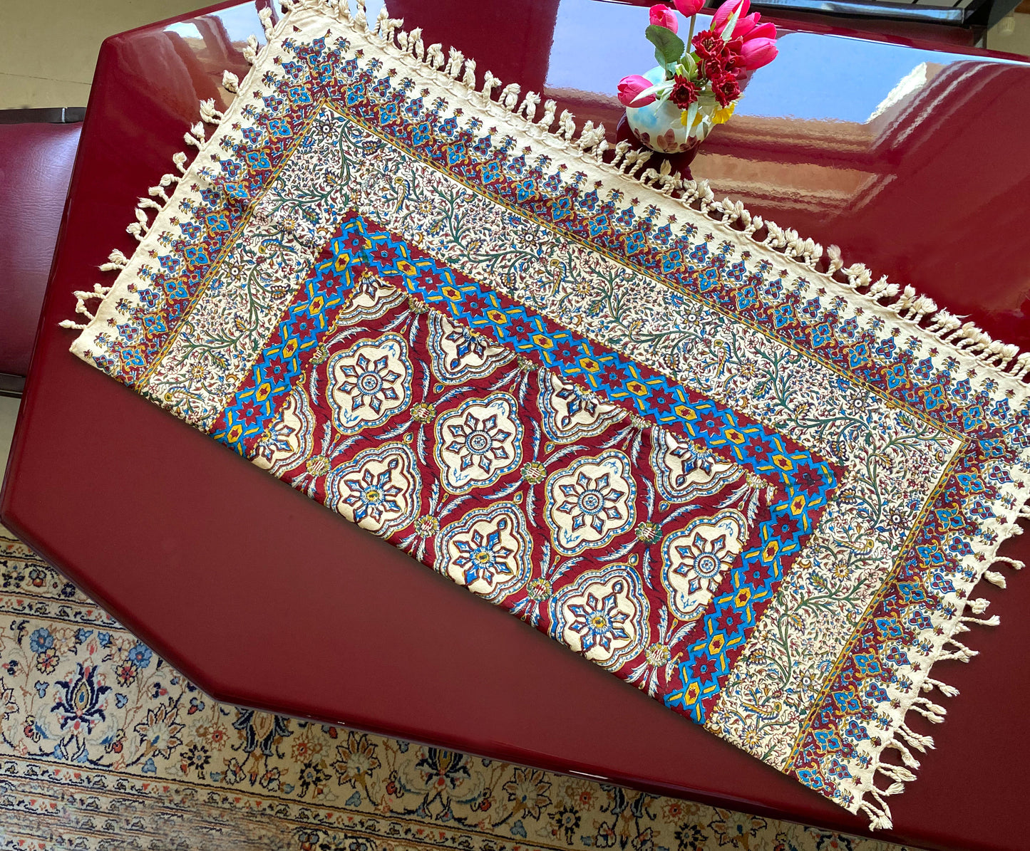 Termeh-Tischdecke (100 x 100 cm) – Ghalamkar Baumwolle | Boho Hausdekoration – Handbedruckt & Handgewebt – Granatrote Mosaikblüte