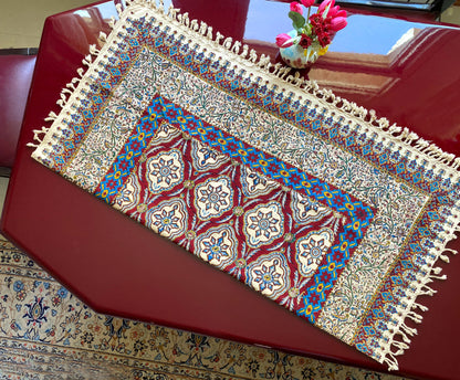 Termeh-Tischdecke (100 x 100 cm) – Ghalamkar Baumwolle | Boho Hausdekoration – Handbedruckt & Handgewebt – Granatrote Mosaikblüte