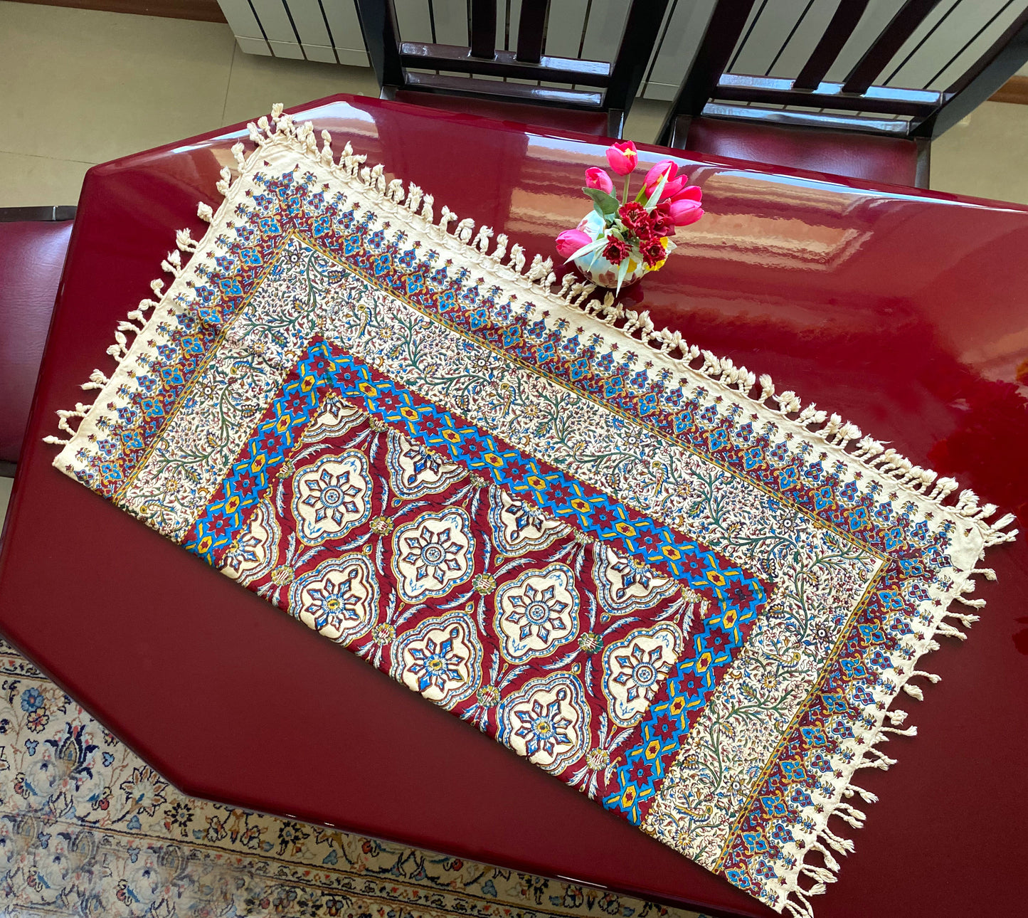 Termeh-Tischdecke (100 x 100 cm) – Ghalamkar Baumwolle | Boho Hausdekoration – Handbedruckt & Handgewebt – Granatrote Mosaikblüte